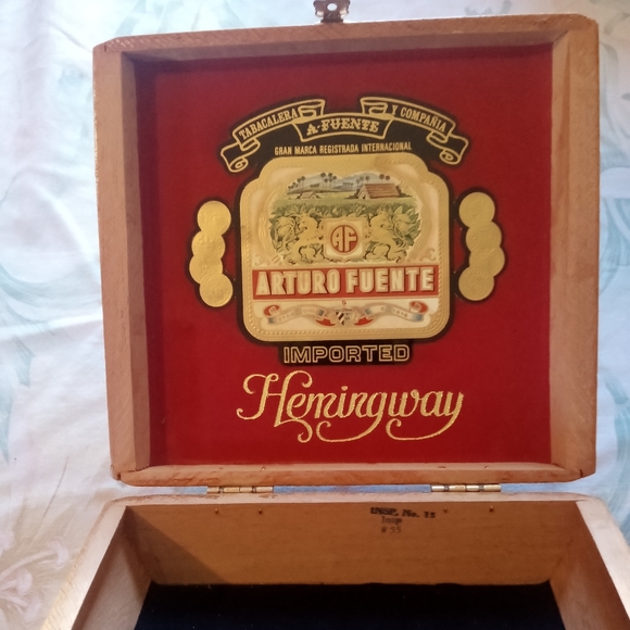 Arturo Fuente “Hemingway” Signature wooden Cigar Box Dominican Republic - Picture 2 of 8